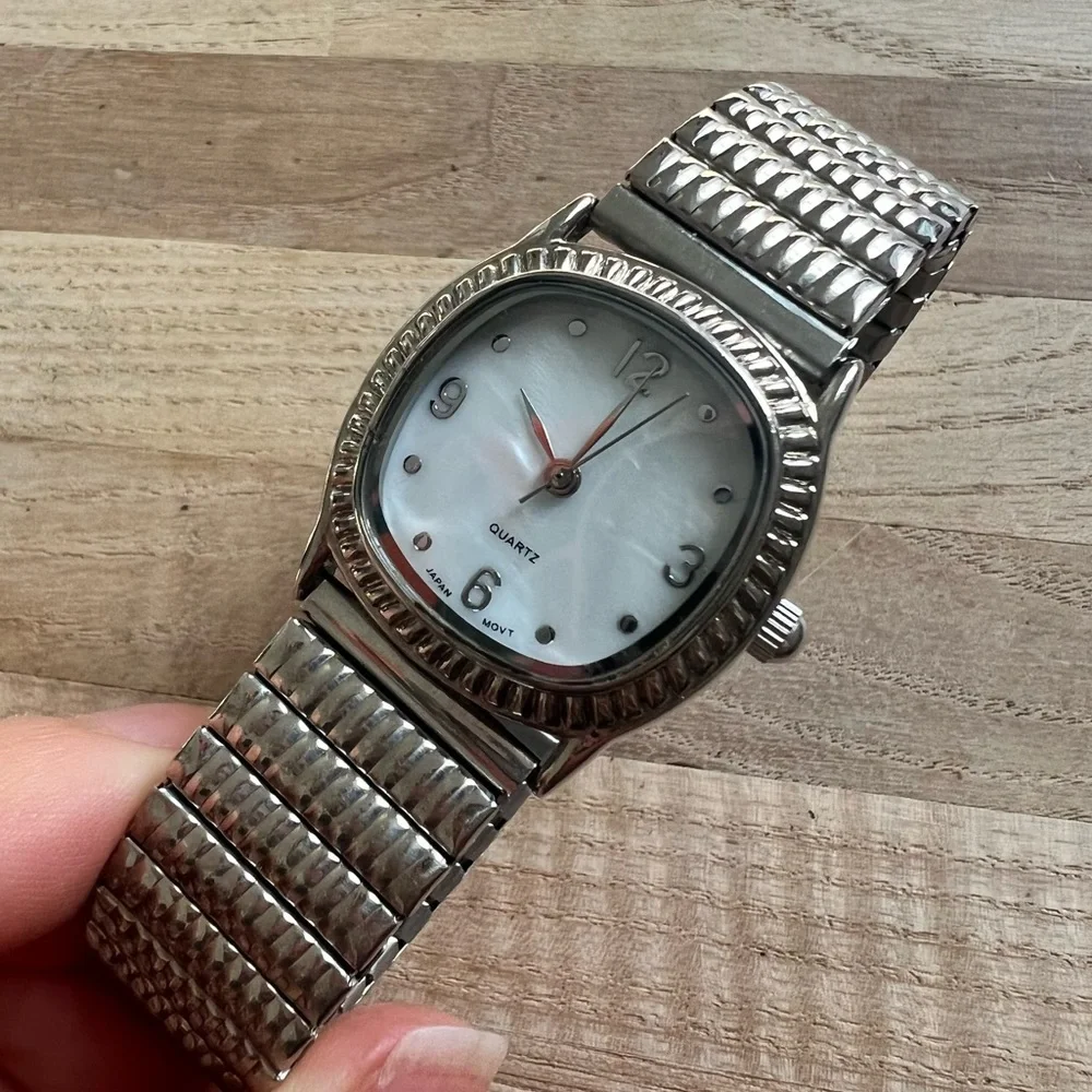 Ladies mother of pearl dial stainless steel bracelet watch NEW BATTERY